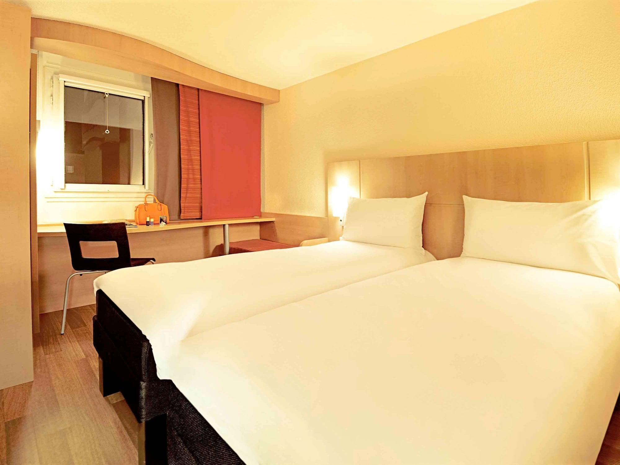 Ibis Albert Pays De Somme Exterior photo