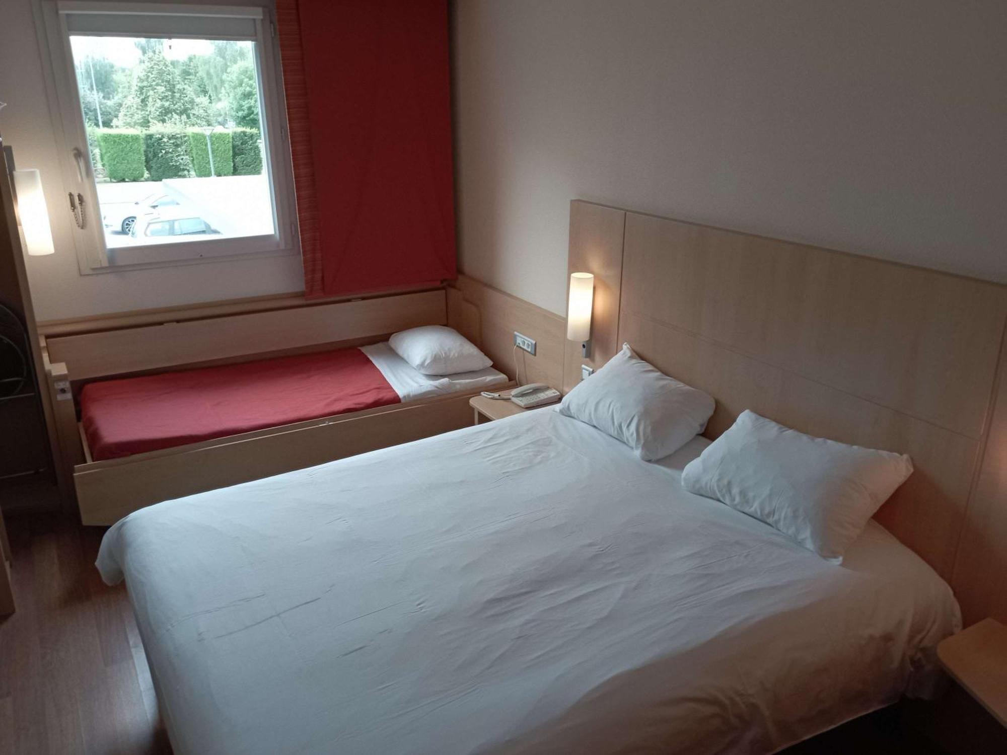 Ibis Albert Pays De Somme Exterior photo